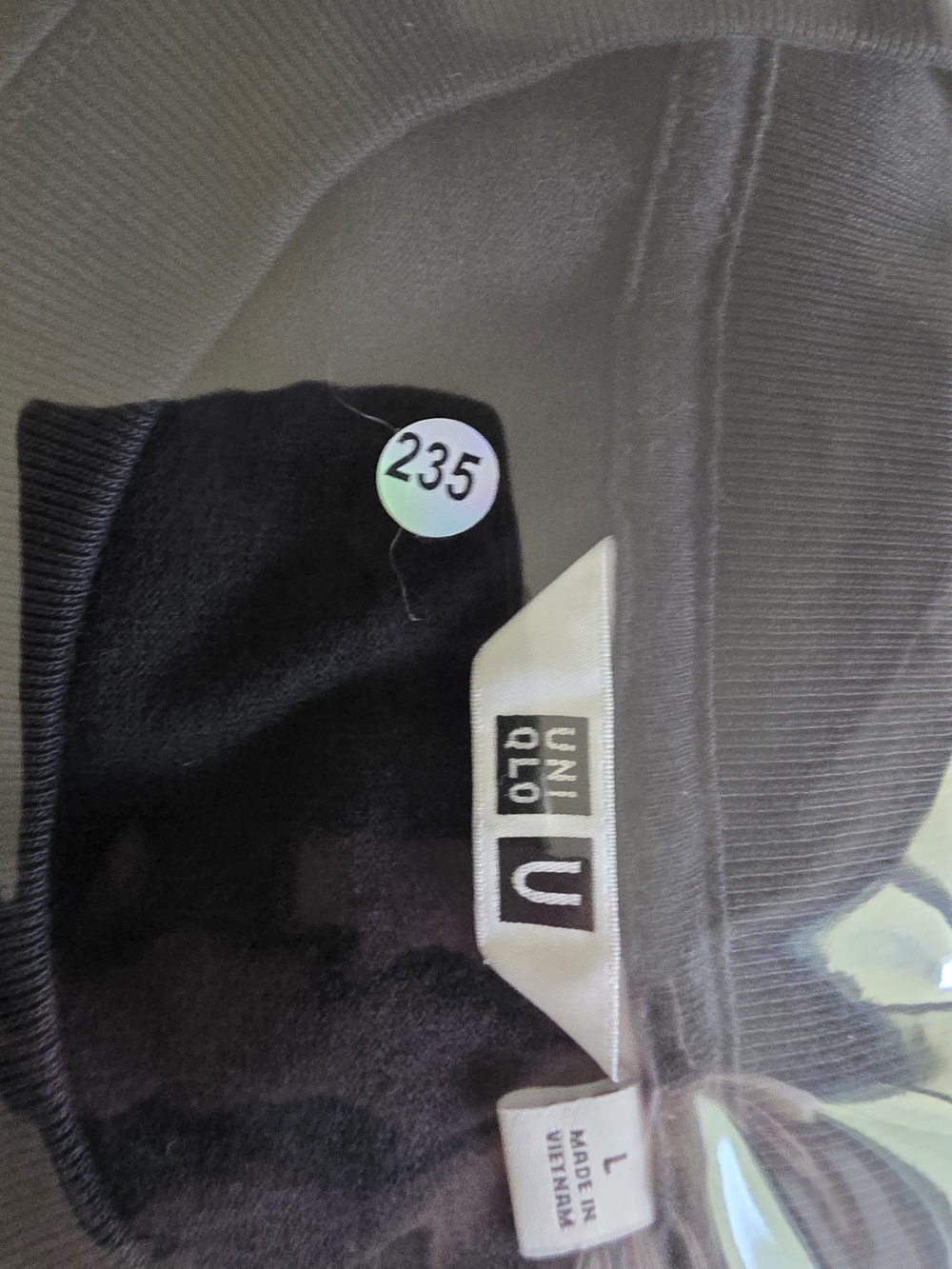 Uniqlo Black Long-Sleeve Pocket Crewneck Tee - Picture 5 of 5